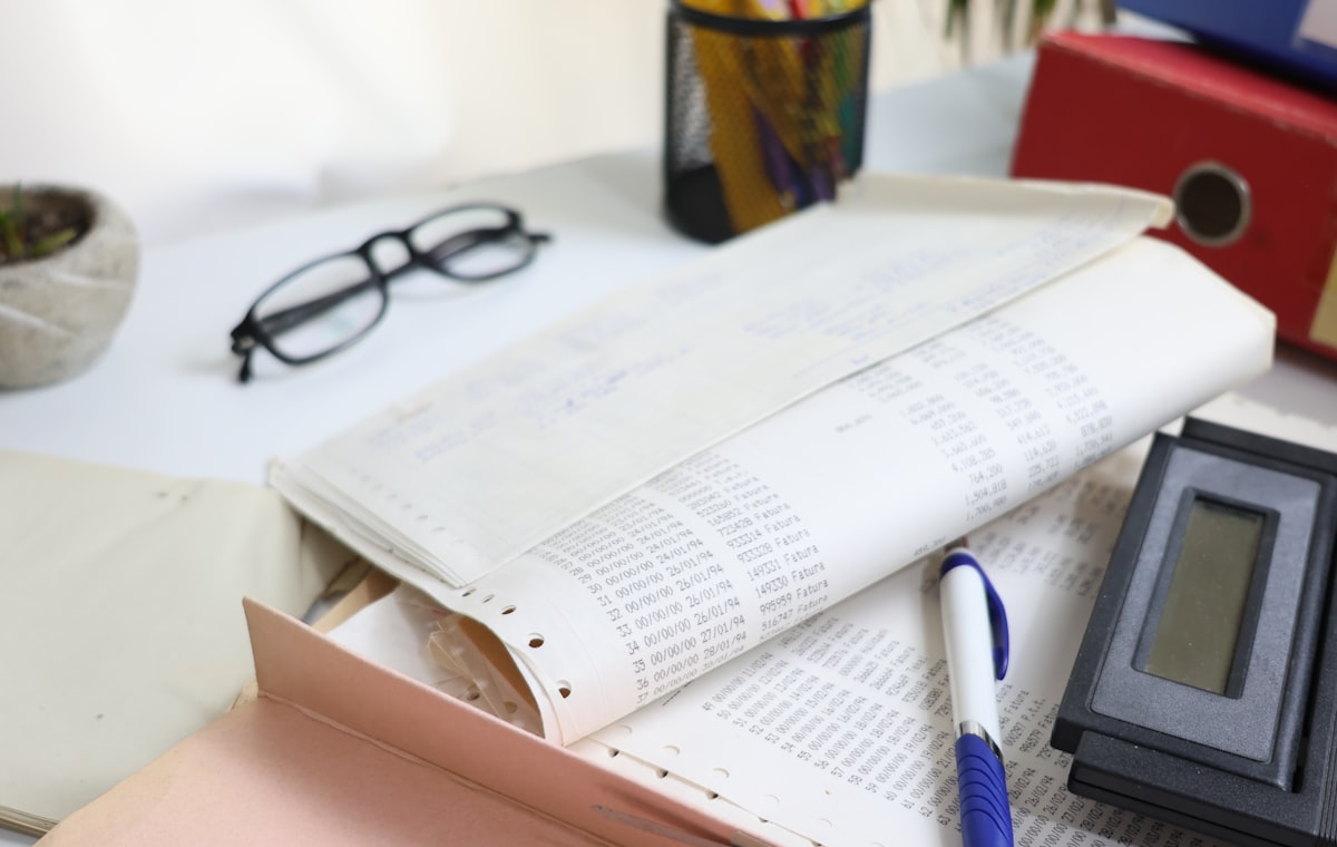 Scrivania operativa CAF con documenti fiscali e checklist