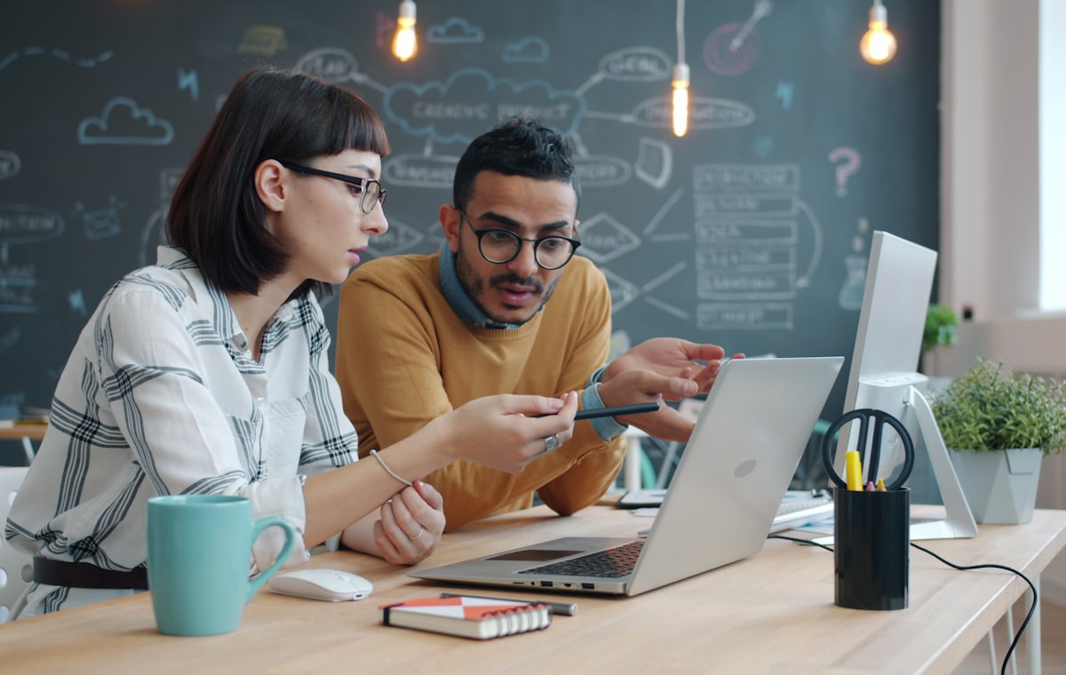 Team di studio professionale che lavora su flussi pratiche e documenti